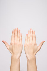 Weibliche zierliche Hände und Finger
