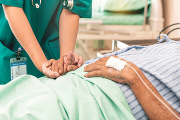 Obraz premium Nurses hold hands with elderly patients to give saline solution, shake hands to encourage treatment in the recovery room in the hospital. 