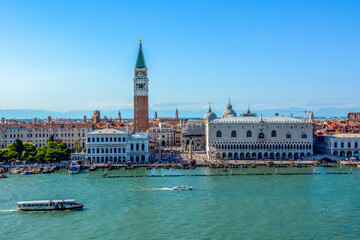 Fototapeta na wymiar A torre do sino de São Marcos e o Palácio Ducal em Veneza, Itália