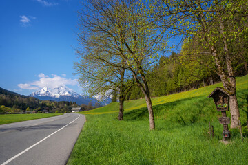Fototapeta na wymiar Landstraße im Berchtesgadener Land