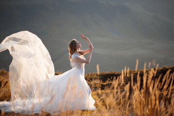 Naklejka premium bride and groom in the field