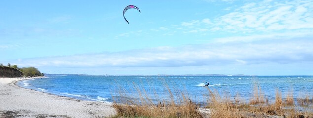Kitesurfer auf der Ostsee, Hundestrand Stein, Schleswig-Holstein, Panorama