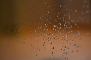 cristal con gotas de agua de la lluvia