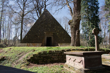 Fototapeta na wymiar Mitten in Deutschland steht eine Pyramide. Mausoleum aus dem Jahre 1386. Standort ist Derneburg . Laves war der Architekt dieser Grabstätte . Heute ist dort der Laves Kulturpfad 