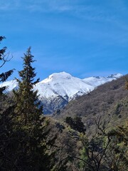 Paisaje de montaña nevada en Sierra Nevada, Granada, España. 