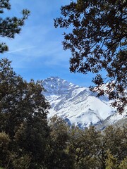 Paisaje de montaña nevada en Sierra Nevada, Granada, España. 