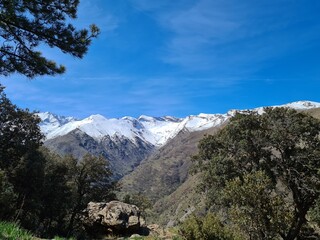 Paisaje de montaña nevada en Sierra Nevada, Granada, España. 