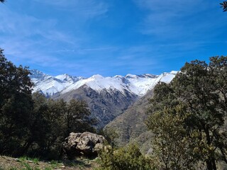 Paisaje de montaña nevada en Sierra Nevada, Granada, España. 