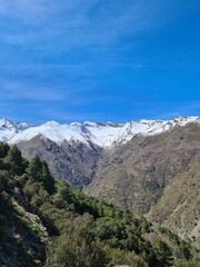 Paisaje de montaña nevada en Sierra Nevada, Granada, España. 