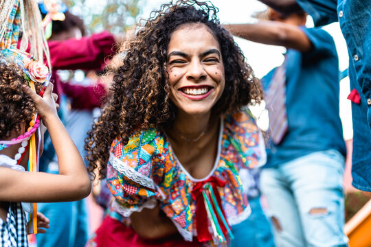 Mulher sorrindo e participando de uma dança junina