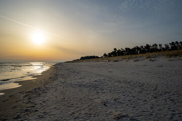 Kap Arkona Prerow Weststrand Zingst Darß Ostsee Rostock Warnemünde Strand Bäume Meer Salzwasser Küste Brandung Steilküste Wolken Gezeiten Himmel Wolken Stralsund Sonnenaufgang Strandkorb