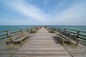 Obraz premium Kap Arkona Prerow Weststrand Zingst Darß Ostsee Rostock Warnemünde Strand Bäume Meer Salzwasser Küste Brandung Steilküste Wolken Gezeiten Himmel Wolken Stralsund Sonnenaufgang Strandkorb