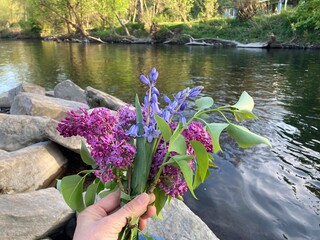 Frau wirft Blumenstrauß in den Fluss als Zeichen von Trauer