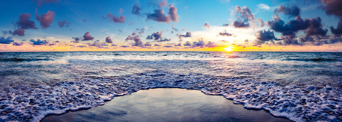 Elegante panorama de la puesta de sol y la playa. Puesta de sol de ensueño en la orilla de la playa. - obrazy, fototapety, plakaty