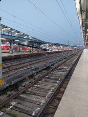 Obraz premium Railway track adjoining platform in India.