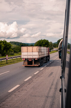 A ultrapassagem de um Caminh&atilde;o pelo &ocirc;nibus em uma estrada federal