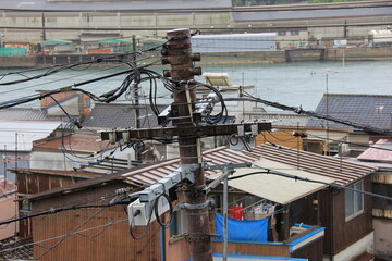 複雑に電線や器具が取り付けられている「電信柱」の上部