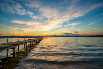 Obraz premium Stunning twilight at the shore with a wooden jetty