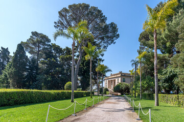 Allée bordée de palmiers menant à la Villa Eilen Roc et son jardin à la française dans le Cap...