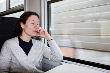 jeune femme pensant dans le train