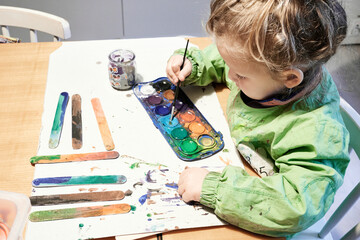petite fille peint avec de la peinture
