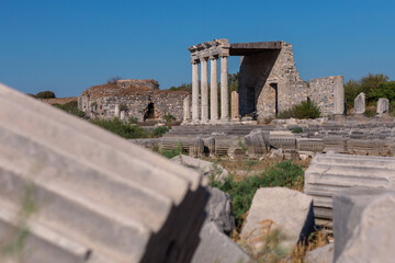 Obraz premium The Ionic Stoa on the Sacred Way, Miletus, Turkey. Ancient columns and ruins of ancient greek city.