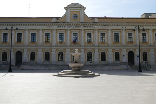 Edificio Scolastico Garibaldi. Bari, sud Italia