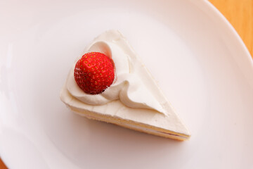 瑞々しいイチゴがのった美味しそうなショートケーキ
