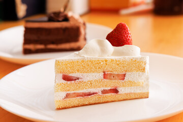 美味しそうなショートケーキとチョコレートケーキ