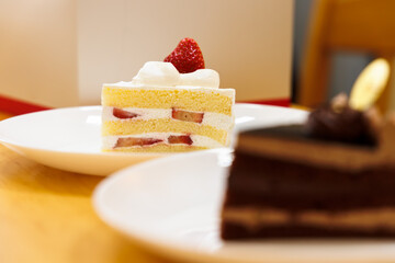 美味しそうなショートケーキとチョコレートケーキ