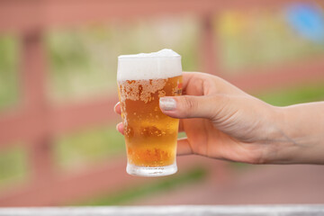 グラスビールを持つ手元　beer	