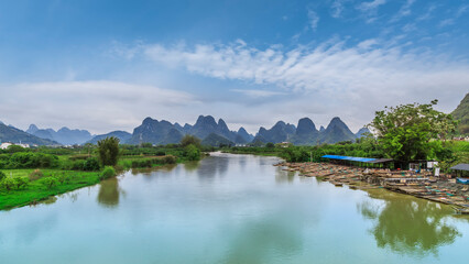 Fototapeta na wymiar Green mountains and green waters in Guilin, Guangxi