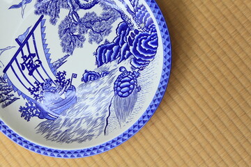 日本の畳を背景に額縁、陶器の器、皿