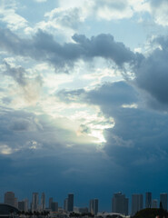 Fototapeta premium time lapse of clouds over city skyline miami 