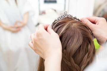 Naklejka premium ティアラを頭に飾る女性 Hair set 