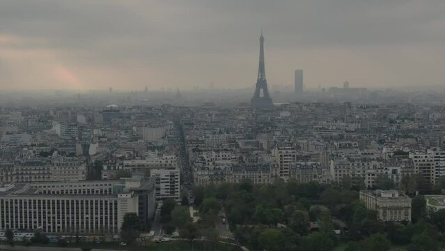 Tour eiffel dans la brume matinale, prise de vue a&eacute;rienne
