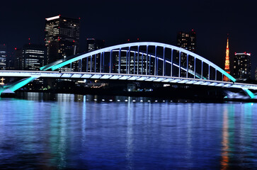 隅田川から見るライトアップされた東京タワーと築地大橋