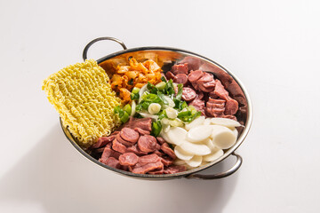햄 소세지 김치를 넣어 만든 부대찌개