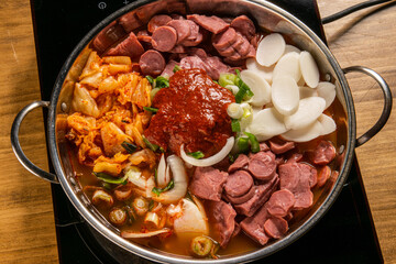 햄 소세지 김치를 넣어 만든 부대찌개