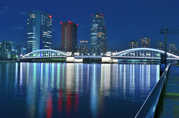 Naklejka premium ライトアップされた勝鬨橋と隅田川の夜景