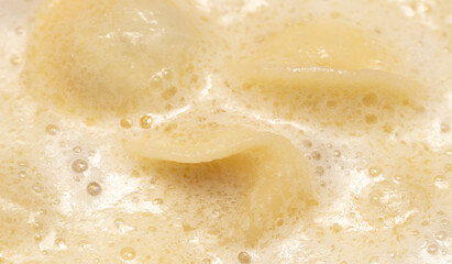 Dumplings made from dough and meat are boiled in boiled water.