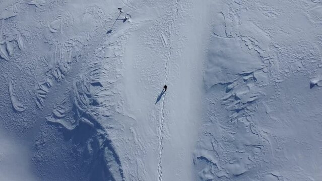 Uomo cammina nella neve in alta montagna