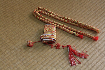 女の子の7、5、3歳を祝う。日本の伝統的な着物の結び帯と小物