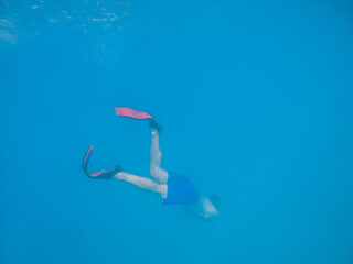 man taking selfie picture underwater in scuba mask
