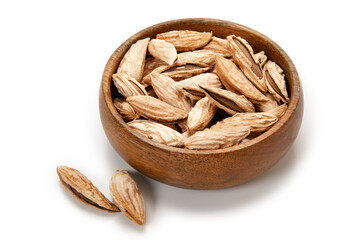 キルギスの野生の殻付きアーモンド