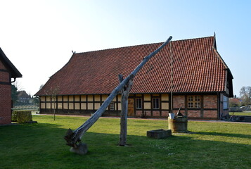 Fototapeta na wymiar Historischer Bauernhof im Frühling im Dorf Dörverden, Niedersachsen