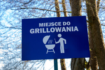 tablica z informacją miejsce do grilowania © Yarek