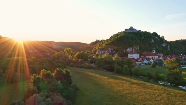 Filmmaterial der Burg mit dem Markt Kallm&uuml;nz in Bayern bei Sonnenuntergang im Fr&uuml;hling in der Oberpfalz, Deutschland