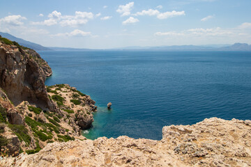 Fototapeta na wymiar Beautiful seascape, amazing cliffs on mediterranean sea, summer vacations, Greece