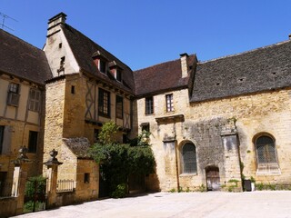 Fototapeta na wymiar Cité médiévale de Sarlat-la-Canéda en Dordogne France Toiture, architecture et ruelle typiques